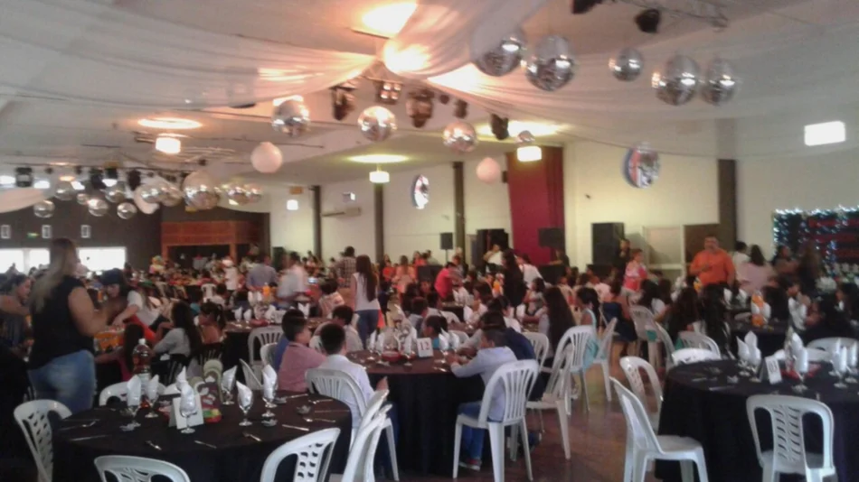 Granito de Arena festeja la cena de Navidad con unos 400 chicos