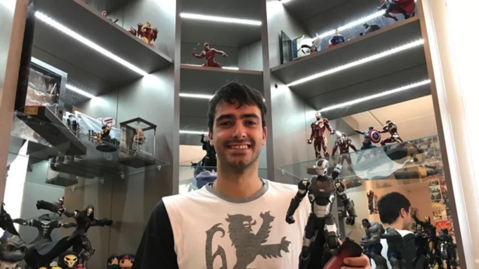 Un “geek” salteño ostenta una valiosa colección de figuras de animé, comics y personajes de videojuegos. VIDEO