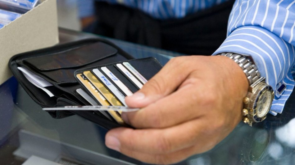 Casi la mitad de los argentinos adultos tiene deudas con el sistema financiero