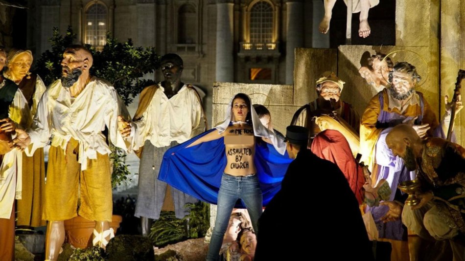 VIDEO: Tetazo en el Vaticano, irrumpió en el presebre al grito de “¡Dios es mujer!”