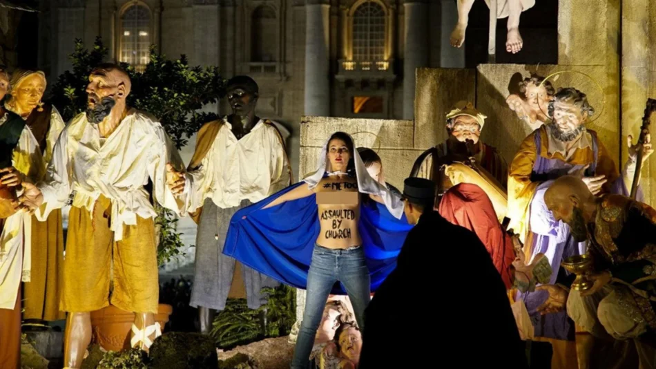 VIDEO: Tetazo en el Vaticano, irrumpió en el presebre al grito de “¡Dios es mujer!”