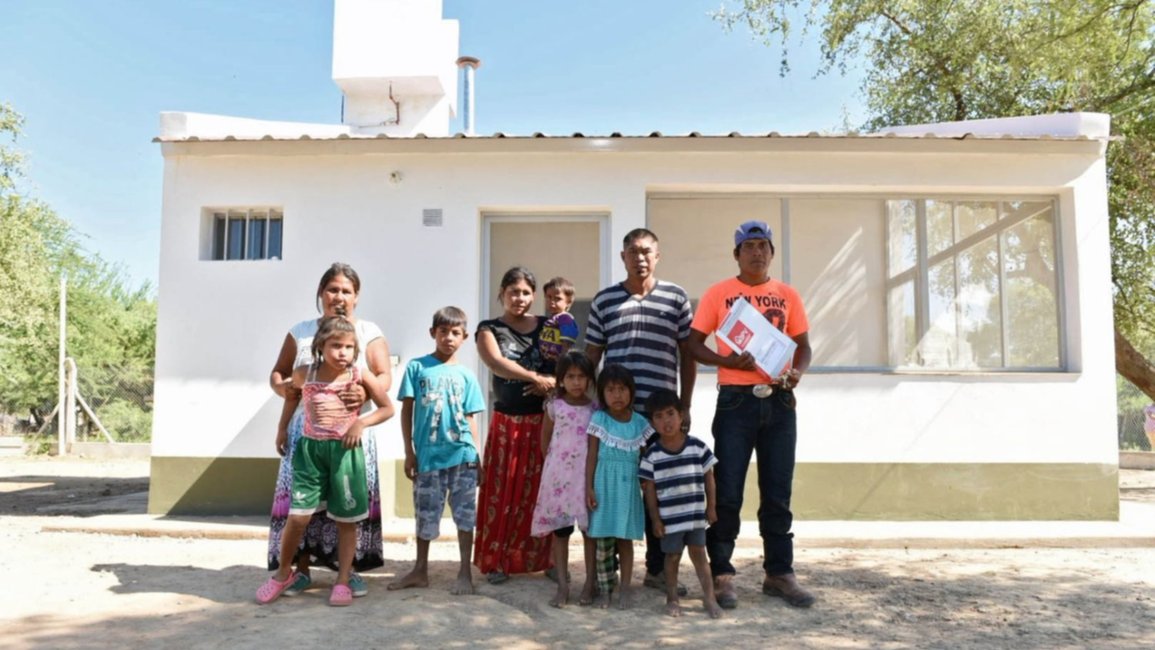 Una familia en riesgo social recibió su vivienda en paraje La Curvita