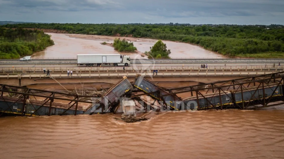Retiran los vagones del puente colapsado sobre el río Colorado