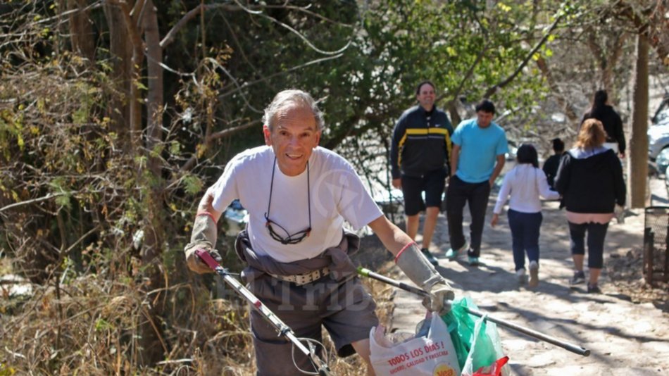 Destacaron a un vecino que limpia el cerro San Bernardo
