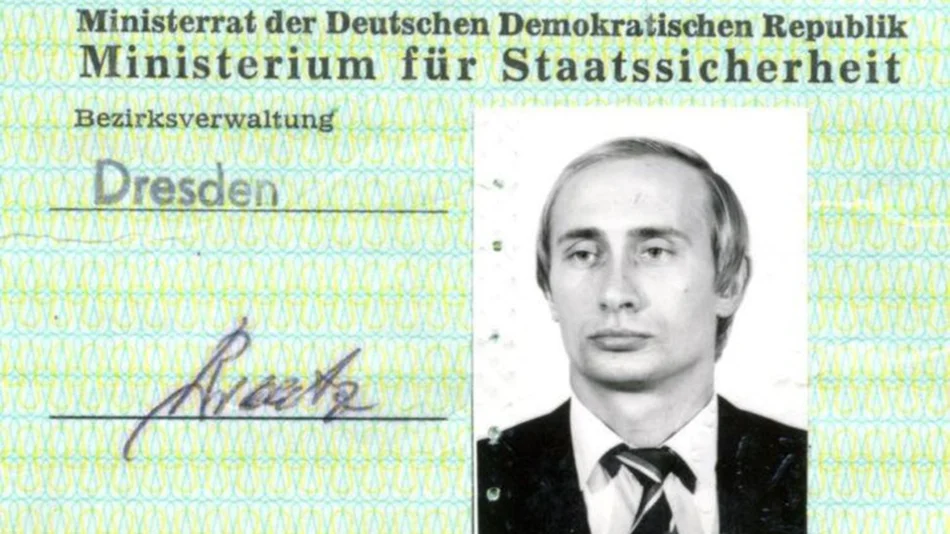 Encontraron un carnet de Vladimir Putin cuando era espía en Alemania del Este