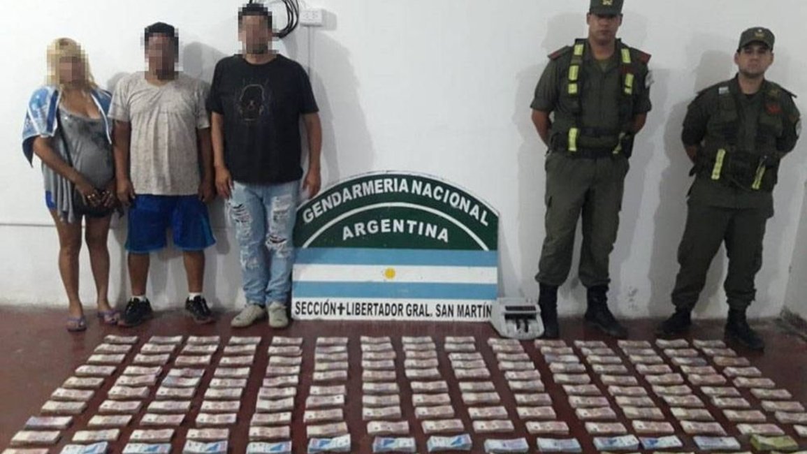 Llevaban más de $2 millones escondidos en el auto