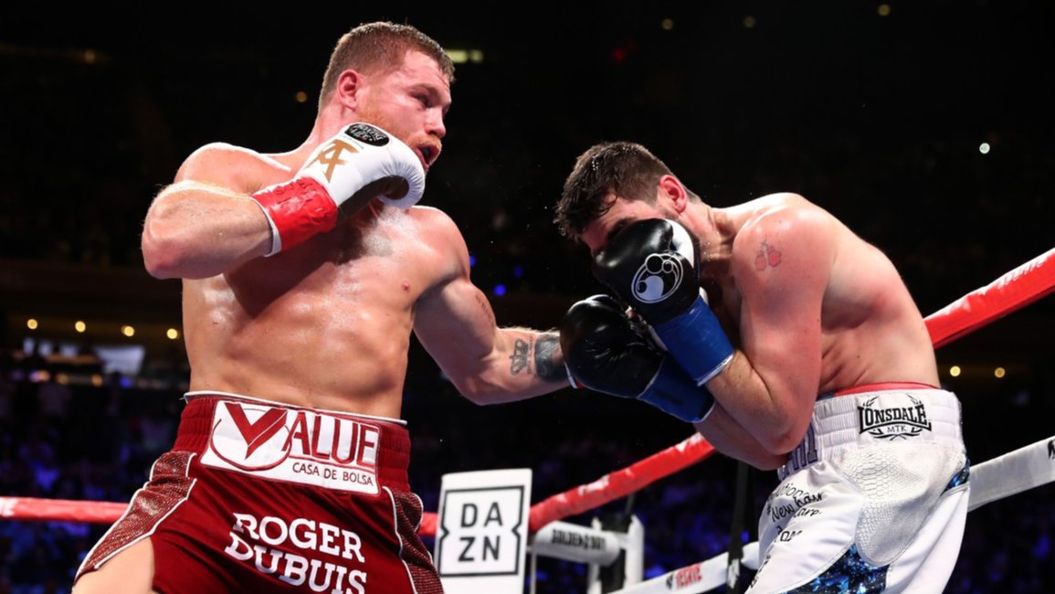 Canelo Álvarez demolió a Rocky Fielding en tres rounds