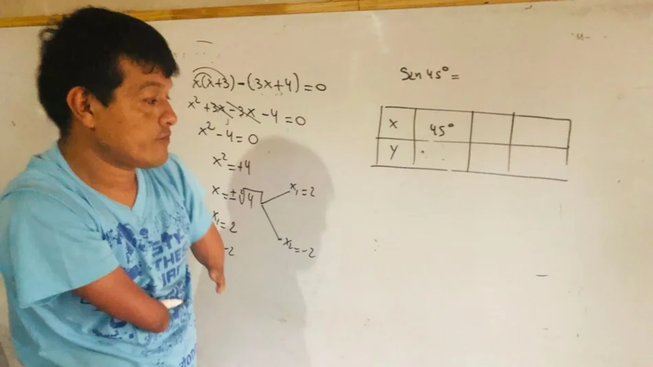 Nacer sin brazos no le impidió recibirse de profesor 