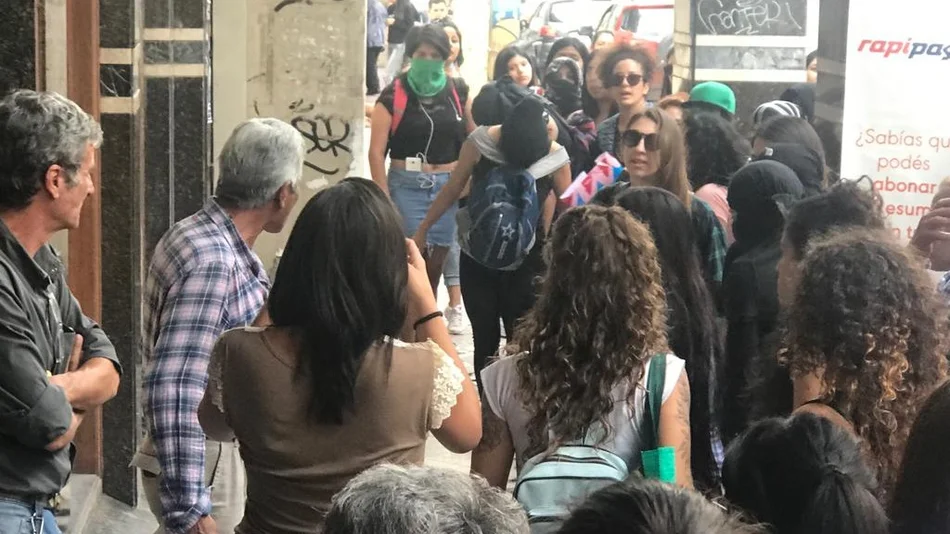 VIDEO. Escraches, pintadas y algunos empujones en la marcha de ayer