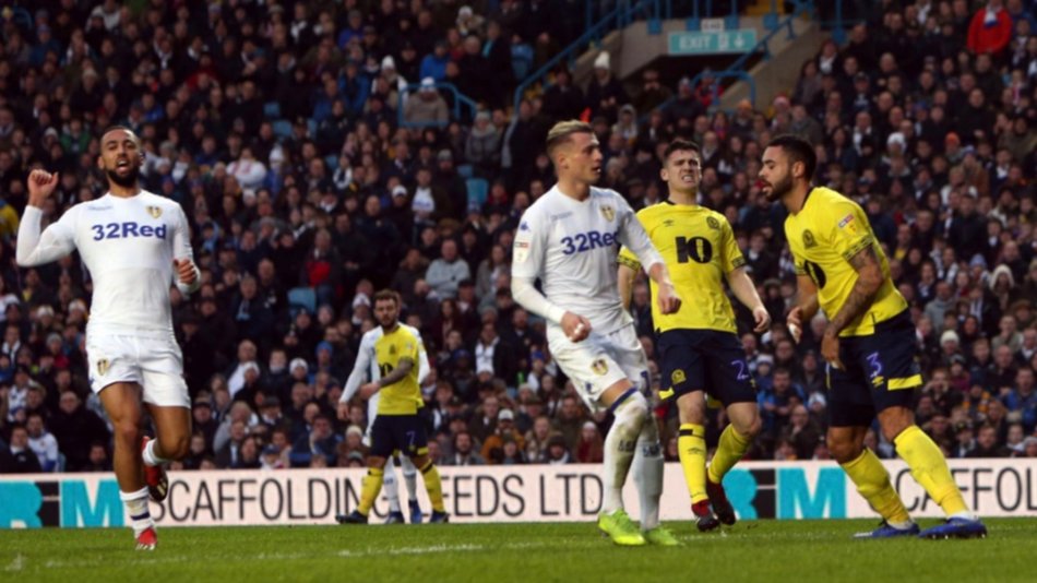 Leeds de Bielsa logró otra victoria agónica y es líder 