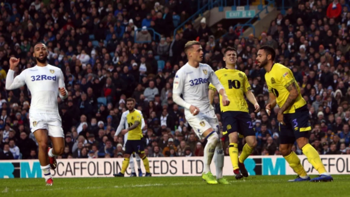 Leeds de Bielsa logró otra victoria agónica y es líder 