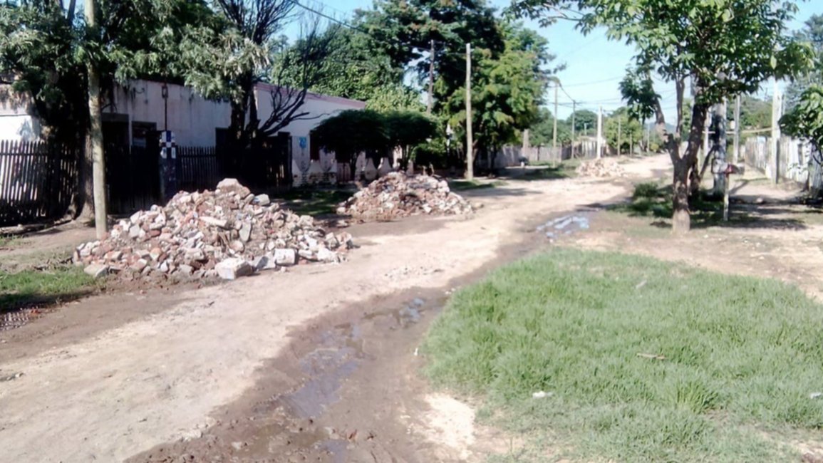 Nivelan calle con escombros y huesos del cementerio local