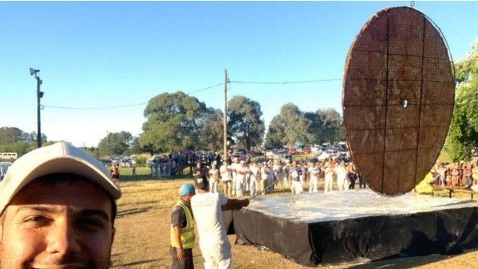 VIDEO La Fiesta de la Torta Frita terminó en un incendio: se predió fuego la sartén