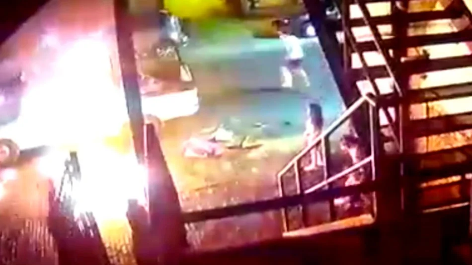 VIDEO Una mujer prendió fuego e hizo estallar una camioneta con su exmarido adentro
