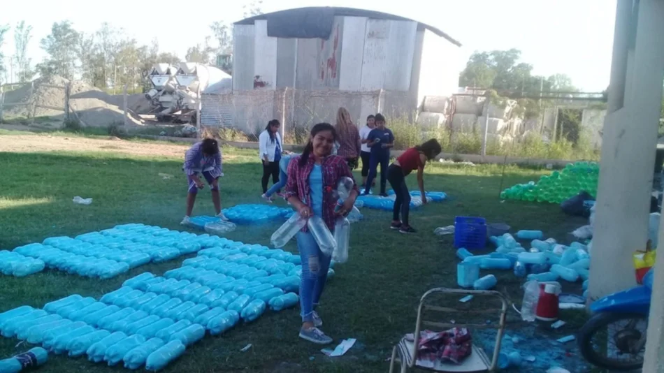 Alumnos armaron con 3 mil botellas un gran toldo