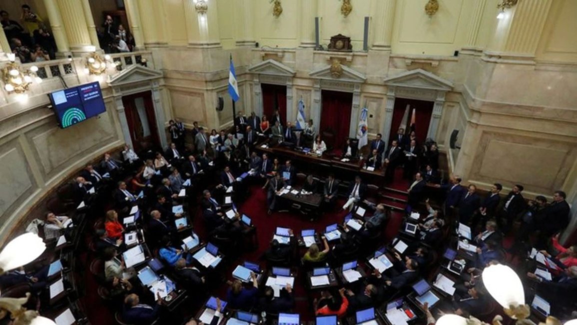 Tras la demora, el Gobierno promulgó la ley de emergencia económica