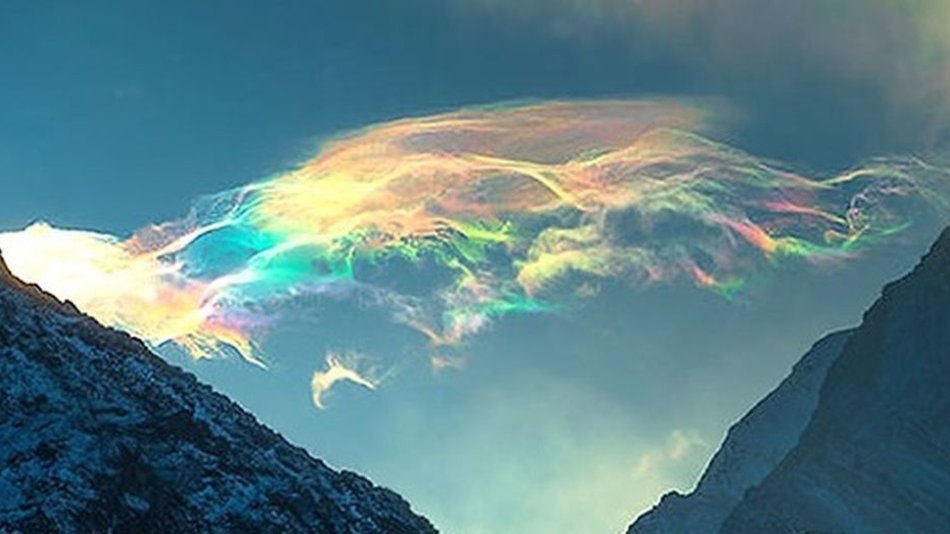 Una fotógrafa rusa registró el bello fenómeno de la irisación en el cielo