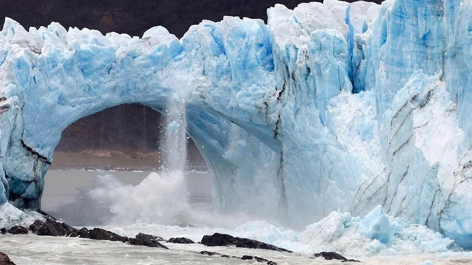 IMPRESIONANTE. Tras cinco semanas, colapsó el puente de hielo del glaciar Perito Moreno