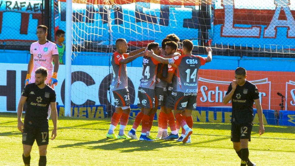 Arsenal dio la sorpresa y clasificó gracias a que Atlético Tucumán humilló a Unión