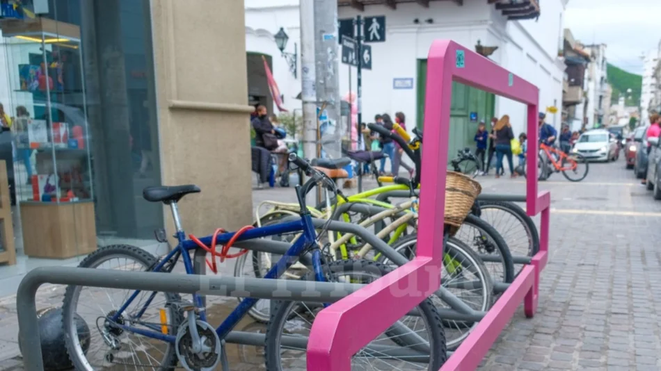 En pocas playas de estacionamiento de Salta se pueden dejar bicicletas