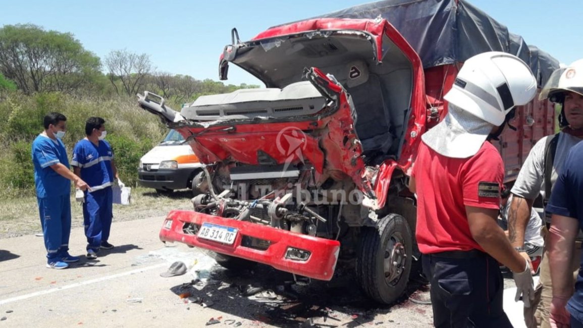 Camionero incrustó su vehículo  y murió atrapado en la cabina