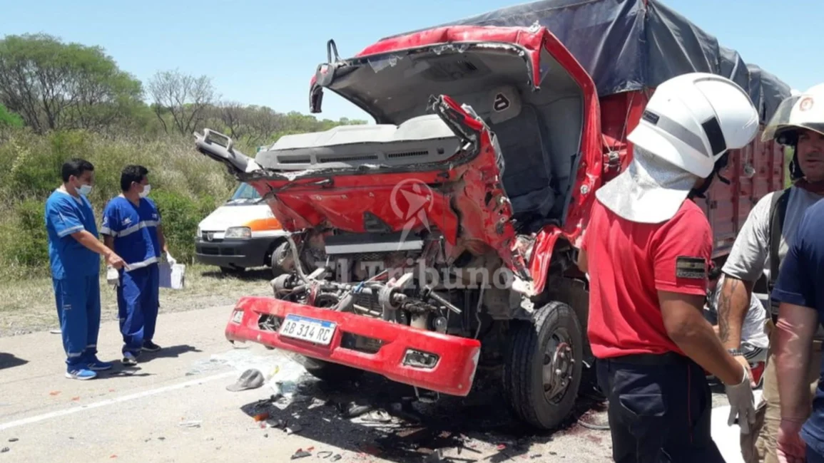 Camionero incrustó su vehículo  y murió atrapado en la cabina