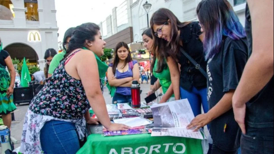 Ley del Aborto: Charlas, fútbol y música en la vigilia del sector verde 