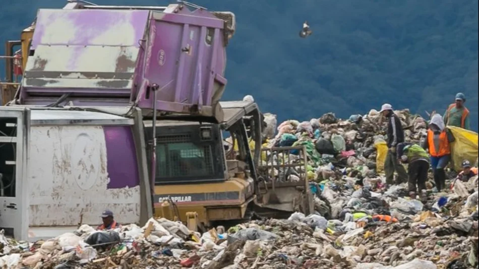 Lo matan y lo llevan a un basural en un contenedor