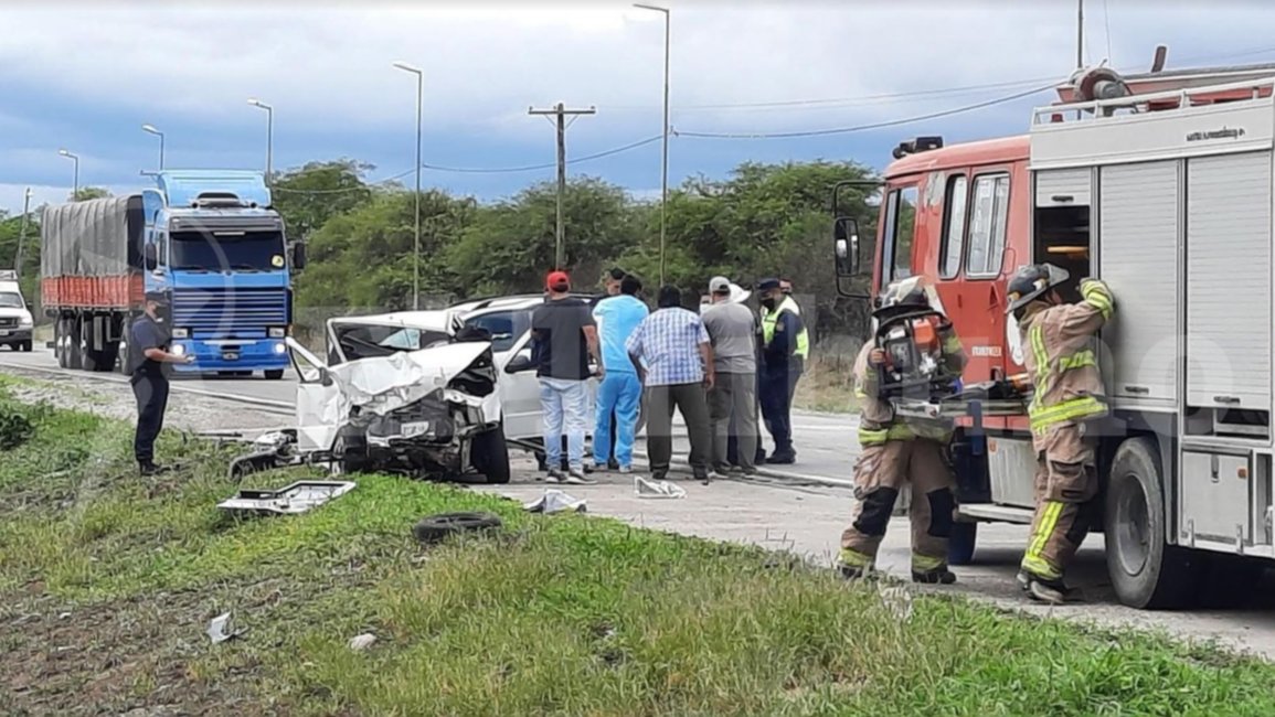 Fuerte choque entre dos autos sobre la ruta 34