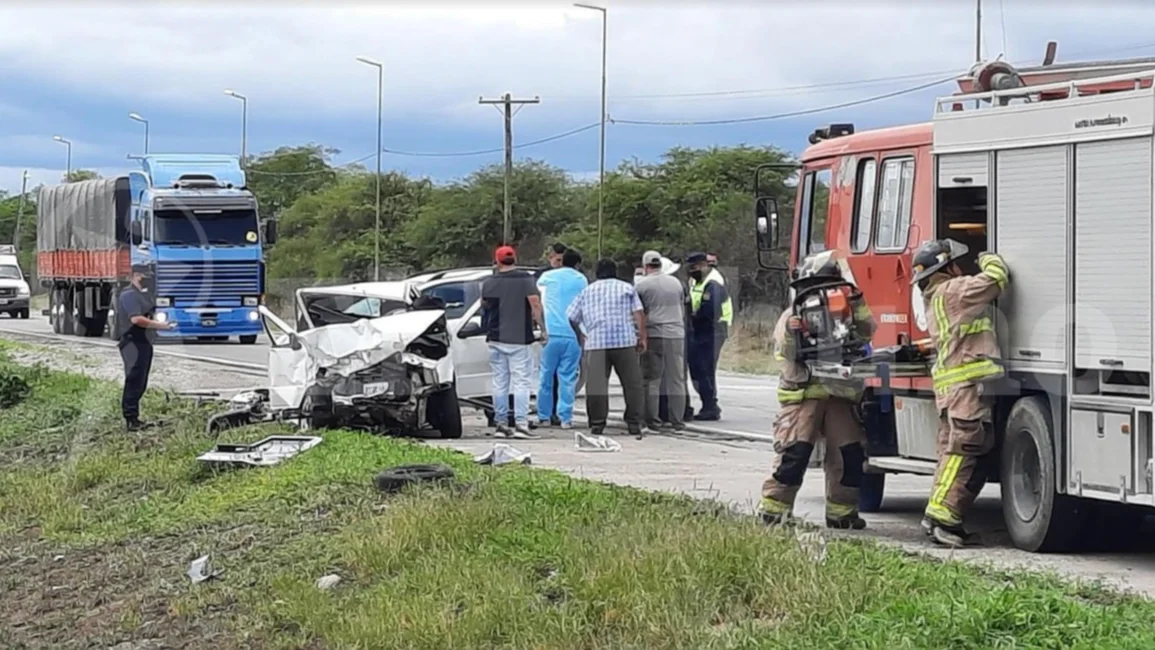 Fuerte choque entre dos autos sobre la ruta 34