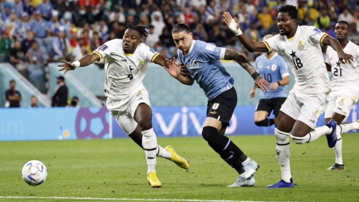 En un final infartante, Uruguay venció a Ghana pero no le alcanzó