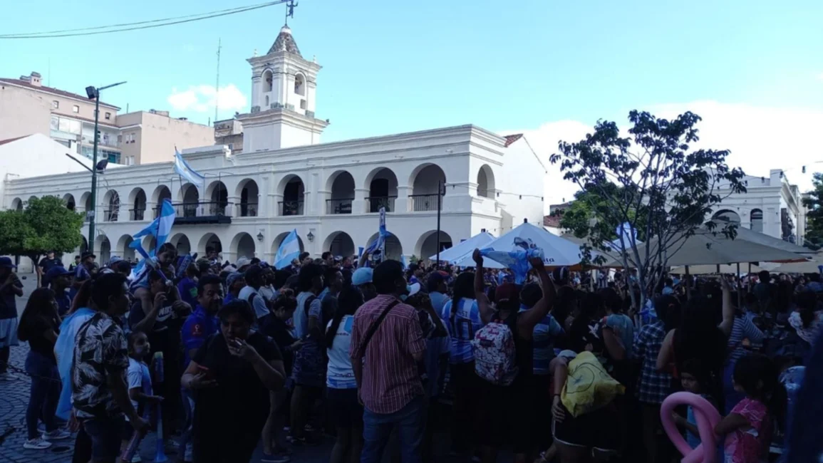 VIDEO. ¡Así festejaron los salteños en una plaza 9 de Julio que explota!
