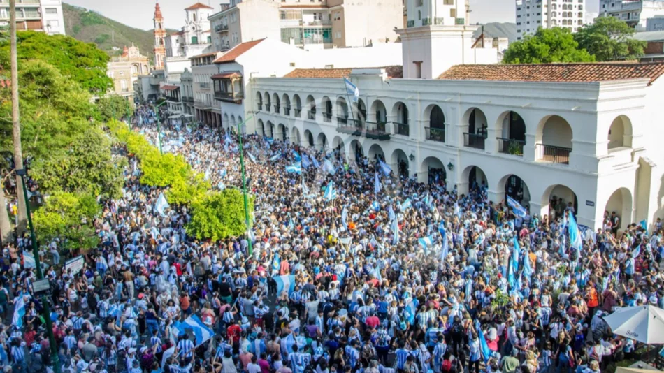 Al menos 20 mil salteños participaron de los festejos en plaza 9 de Julio