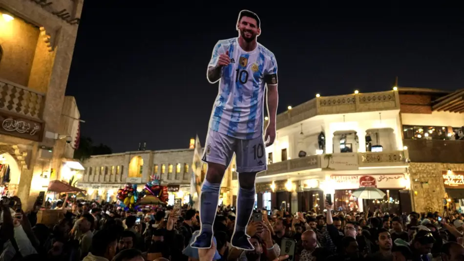 Hinchas argentinos realizaron un multitudinario y último banderazo en Dohan