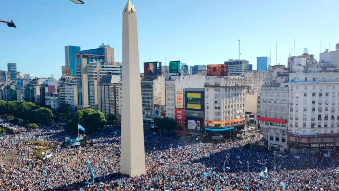 Miles de personas llegan al Obelisco a la espera de los jugadores de la Selección