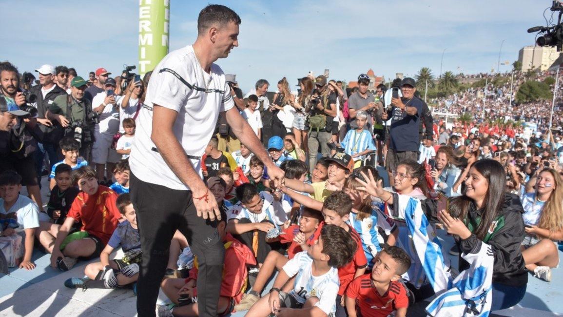"Dibu" Martínez fue recibido por otra multitud en Mar del Plata: "Quiero ganar la cuarta"