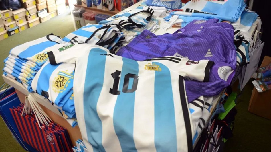 Vuelan las camisetas de la Selección: este lunes sale la nueva y en la calle ganan las réplicas