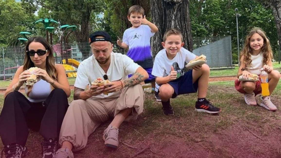 El "Papu" Gómez recreó una vieja foto y comió sándwiches con su familia