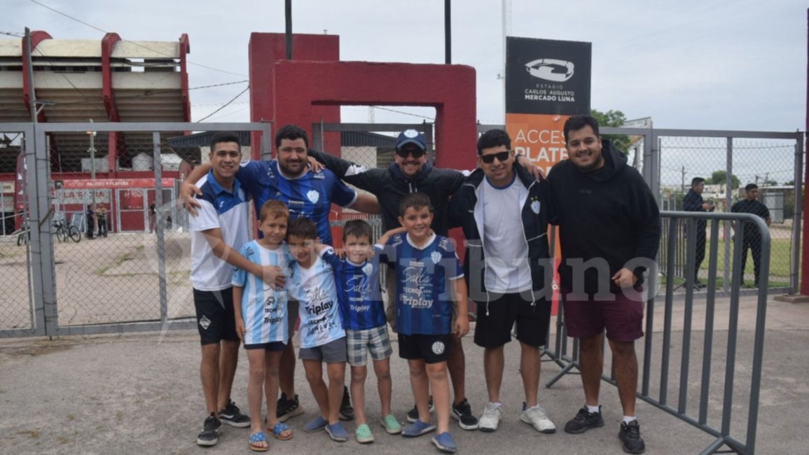 Algunos de los hinchas millonarios fueron temprano al estadio. Javier Rueda