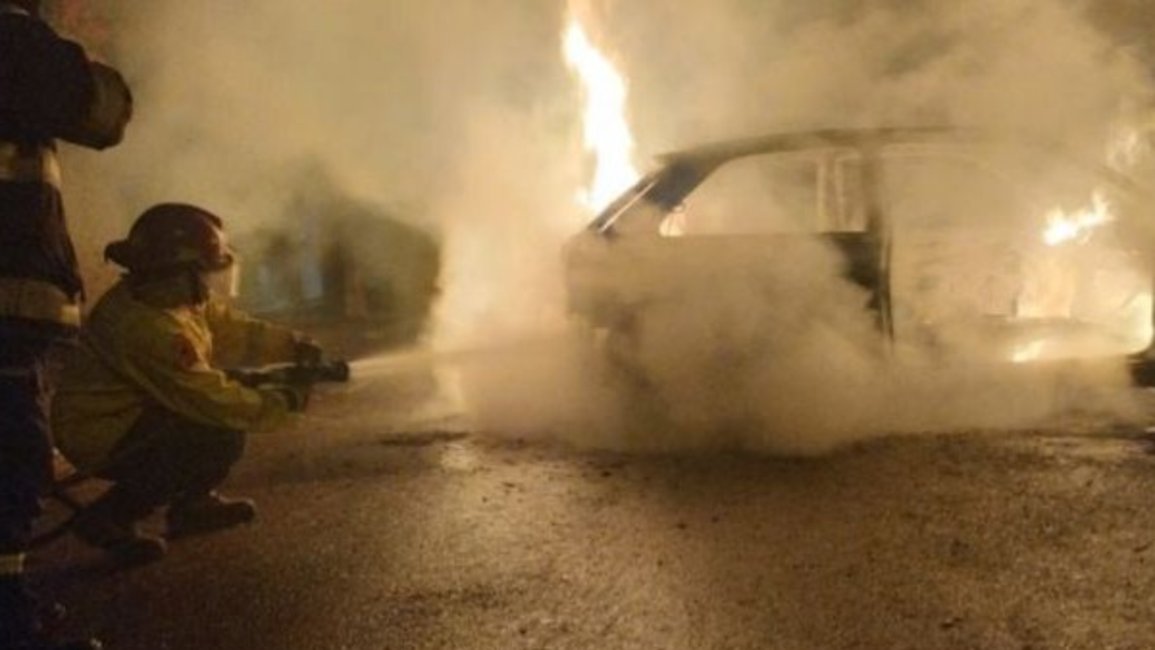  Insólita reacción: Un hombre prendió fuego a su auto para evitar un secuestro judicial