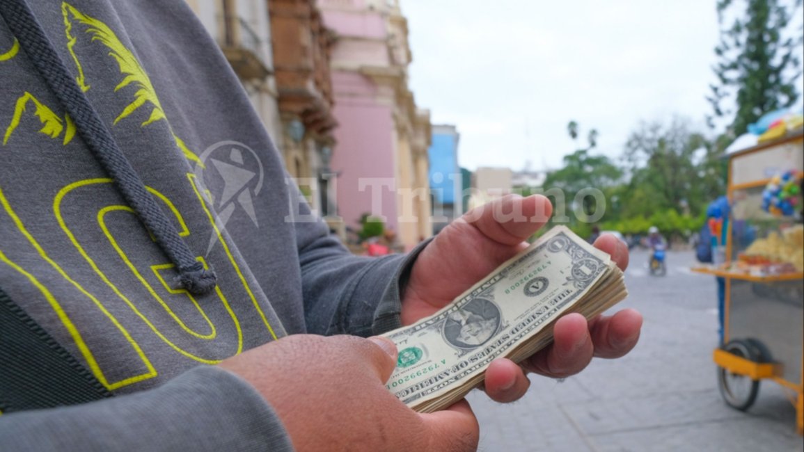El dólar blue en Salta sigue por debajo de los mil pesos: así cotizó este martes