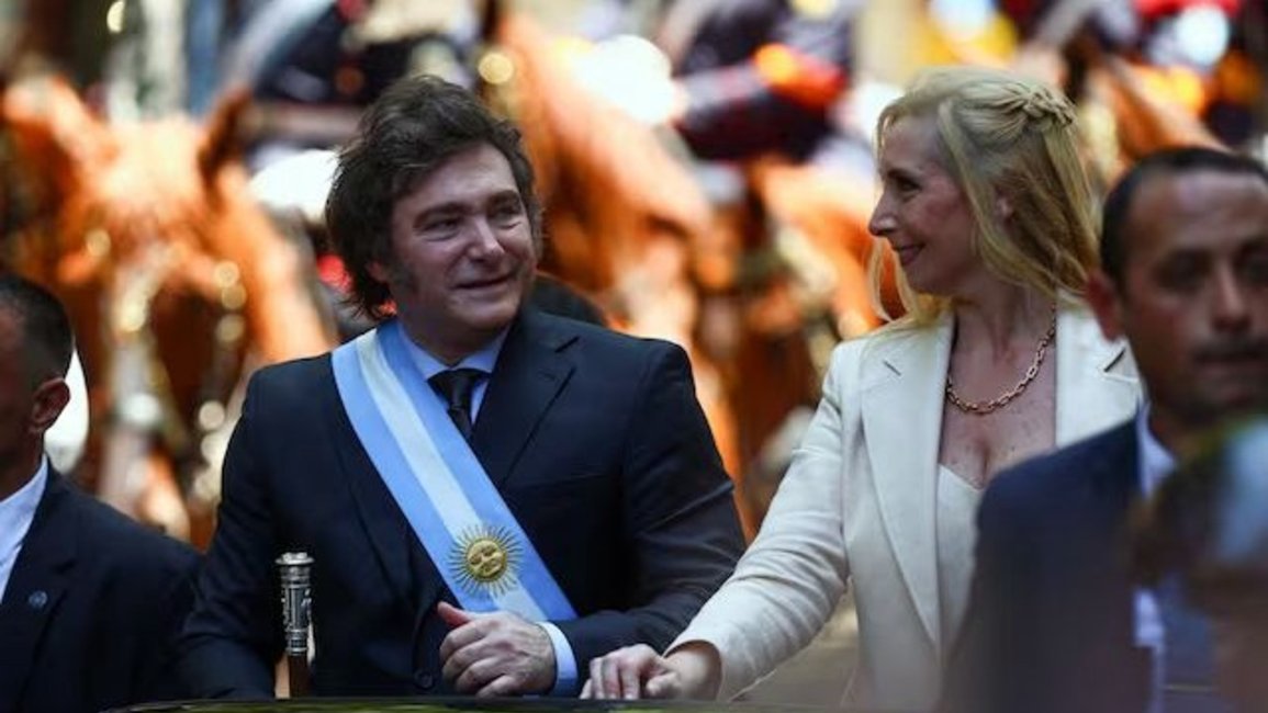 Milei llegó a Casa Rosada de la mano de su hermana Karina y acompañado por una multitud