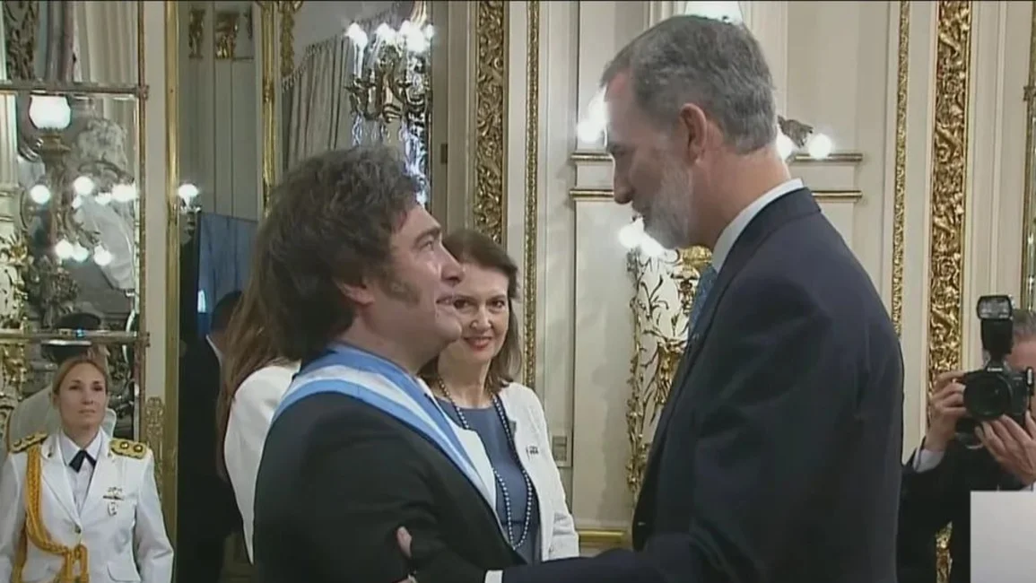El presidente Javier Milei saluda a las delegaciones extranjeras en el Salón Blanco de la Casa Rosada