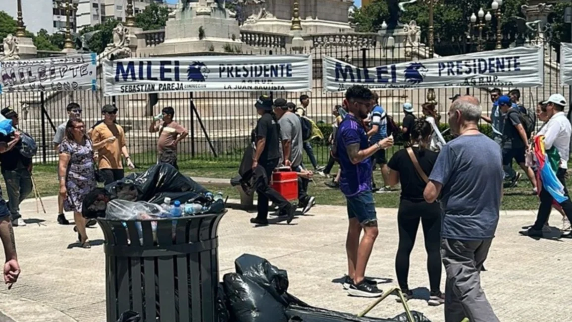 Los seguidores de Milei limpiaron la plaza de Mayo y del Congreso