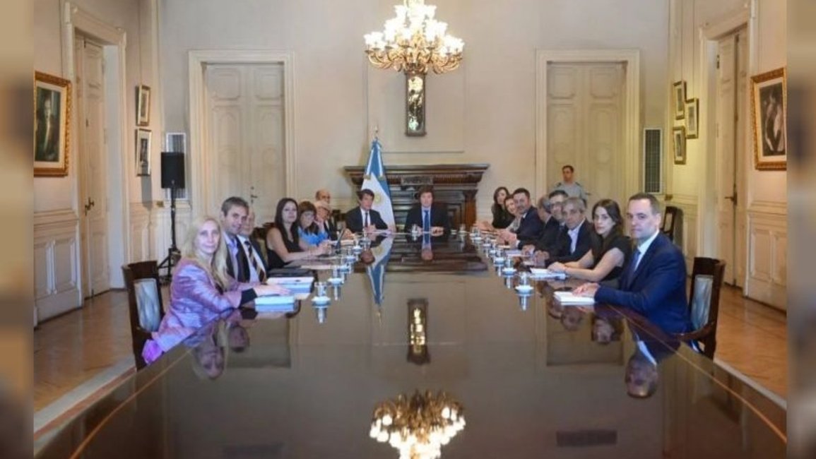  Recorte fiscal y expansión en partidas sociales: las claves de la primera reunión de Gabinete de Milei