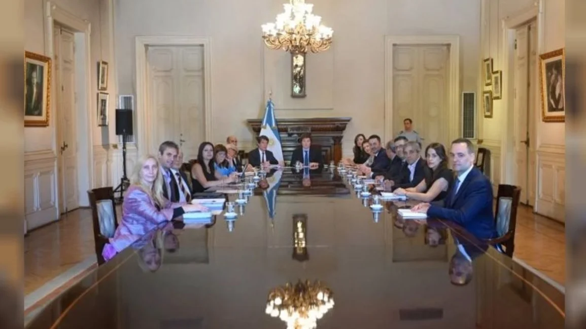  Recorte fiscal y expansión en partidas sociales: las claves de la primera reunión de Gabinete de Milei