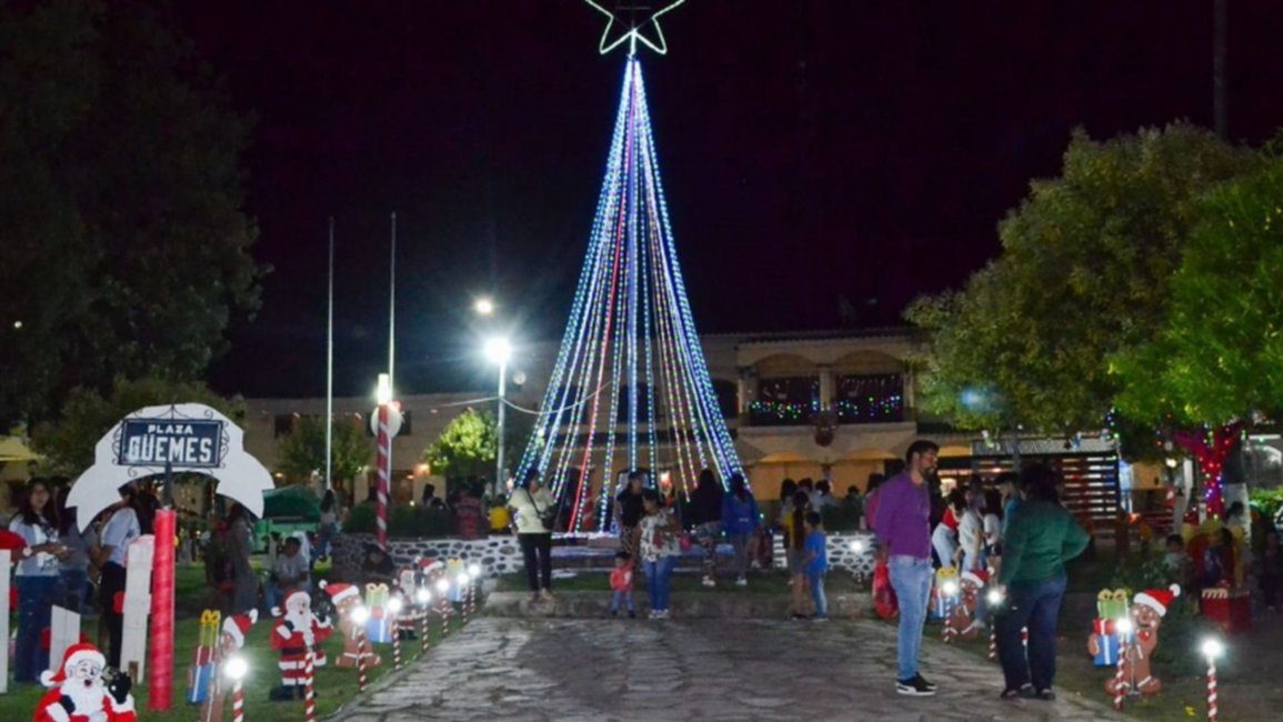 El pueblo brilla con adornos navideños de material reciclado