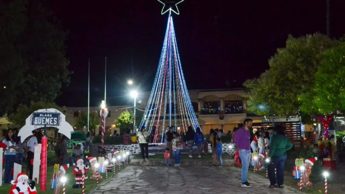 El pueblo brilla con adornos navideños de material reciclado