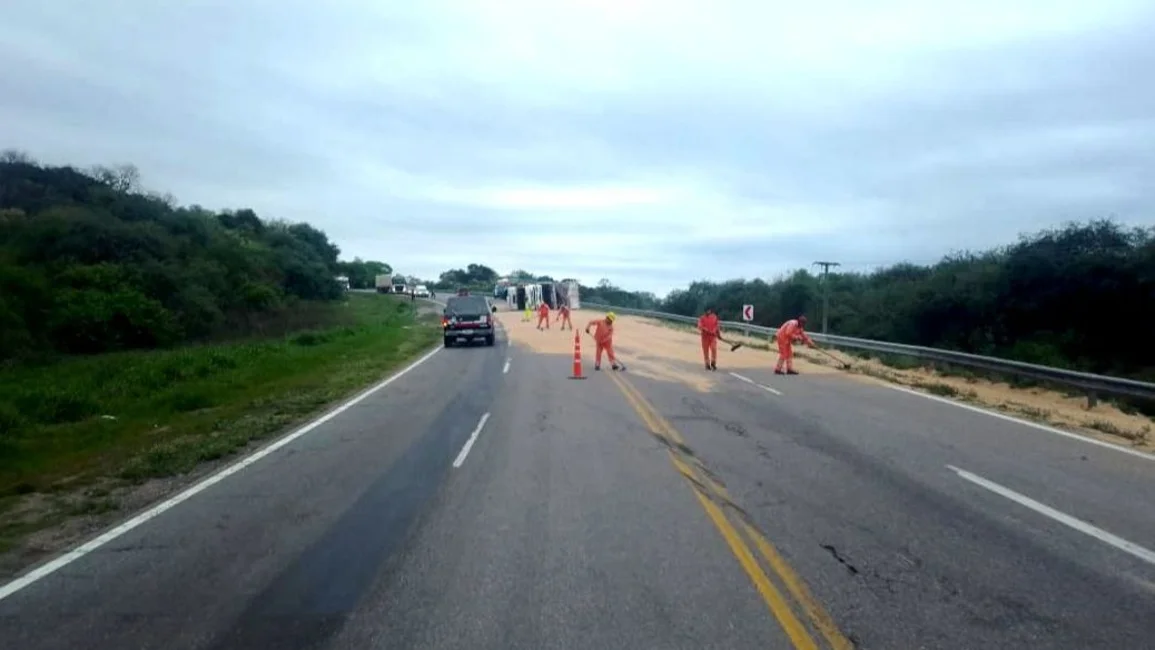 Volcó un camión en la ruta 9/34,  a la altura de la Difunta Correa: toneladas de granos esparcidos en el asfalto