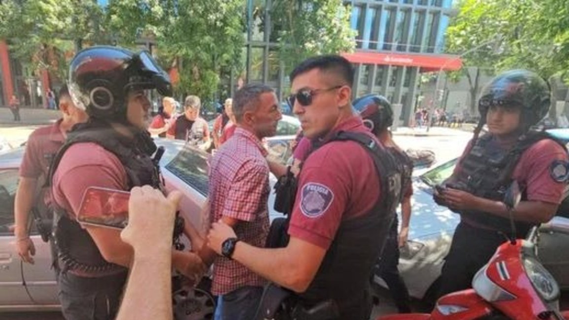 Detuvieron a Gastón Mercanzini,  el hombre que le arrojó una botella al presidente Javier Milei
